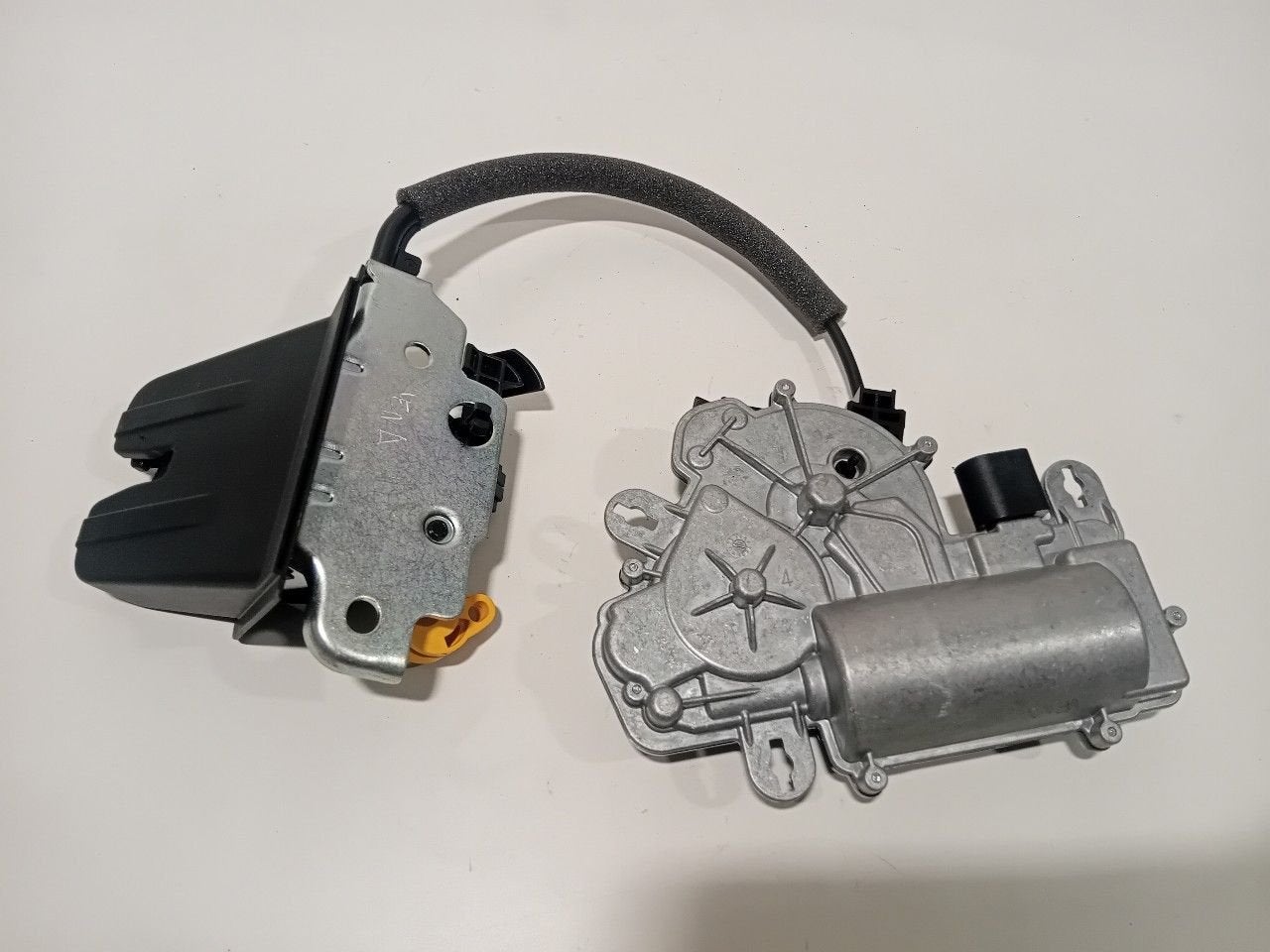 Slot mechaniek kofferdeksel achterklep elektrisch Volkswagen, Auto-onderdelen, Onderdelen@venauto.nl, Van der Ven Autorecycling B.V.