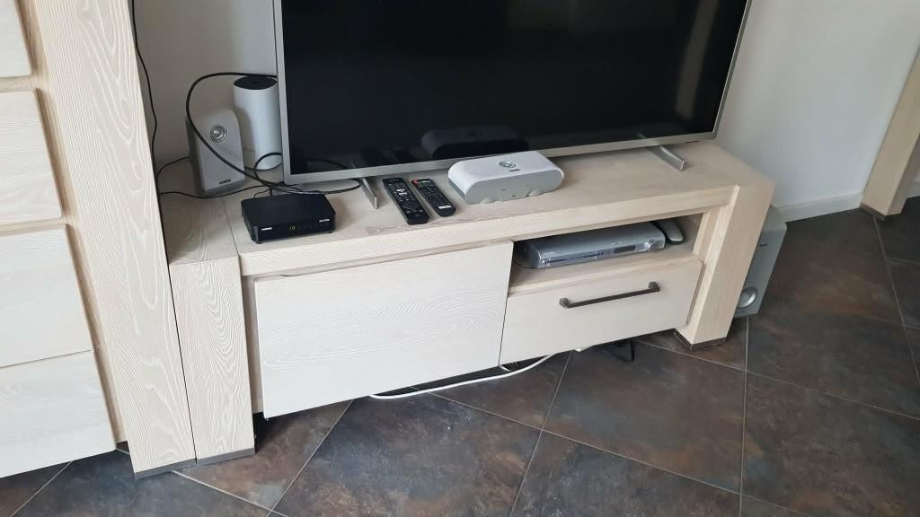 Volhouten TV-meubel (olm), Huis en Inrichting, Kasten |Televisiemeubels, Ophalen, 100 tot 150 cm, Zo goed als nieuw, Minder dan 100 cm
