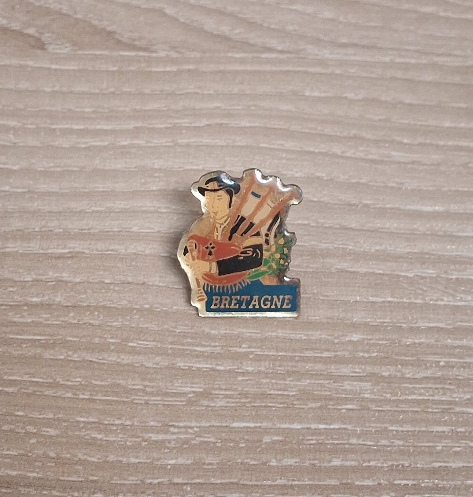 PIN - BRETAGNE - DOEDELZAK - BINIOU - TARGET BAG, Verzenden, Gebruikt, Stad of Land, Speldje of Pin