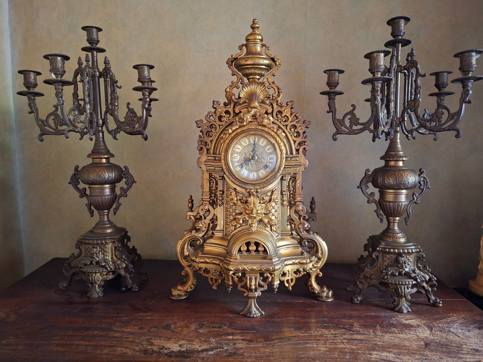 Horloge à l'ancienne, Enlèvement