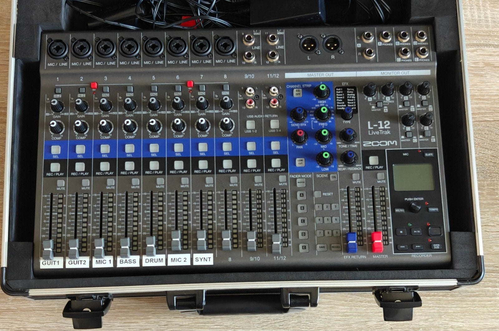 Zoom Livetrack L12 avec case