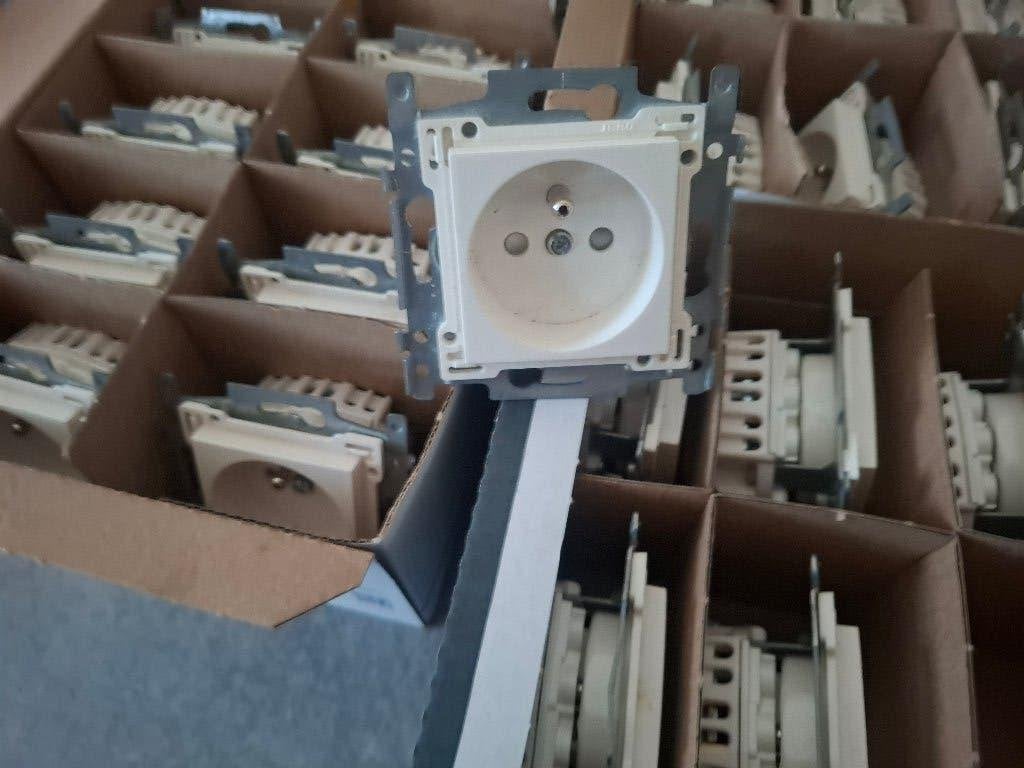 Niko stopcontacten met wit centraal plaatje ( 30stuks), Doe-het-zelf en Bouw, Elektriciteit en Kabels, Ophalen of Verzenden, Zo goed als nieuw