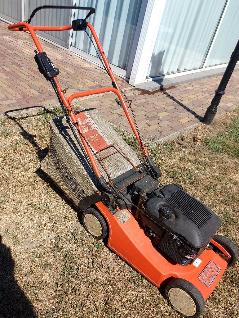 Grasmaaier Sabo 44 cm breed Elektrische start en trek start, Tuin en Terras, Grasmaaiers, Cirkelmaaier, Gebruikt, Benzine-grasmaaier