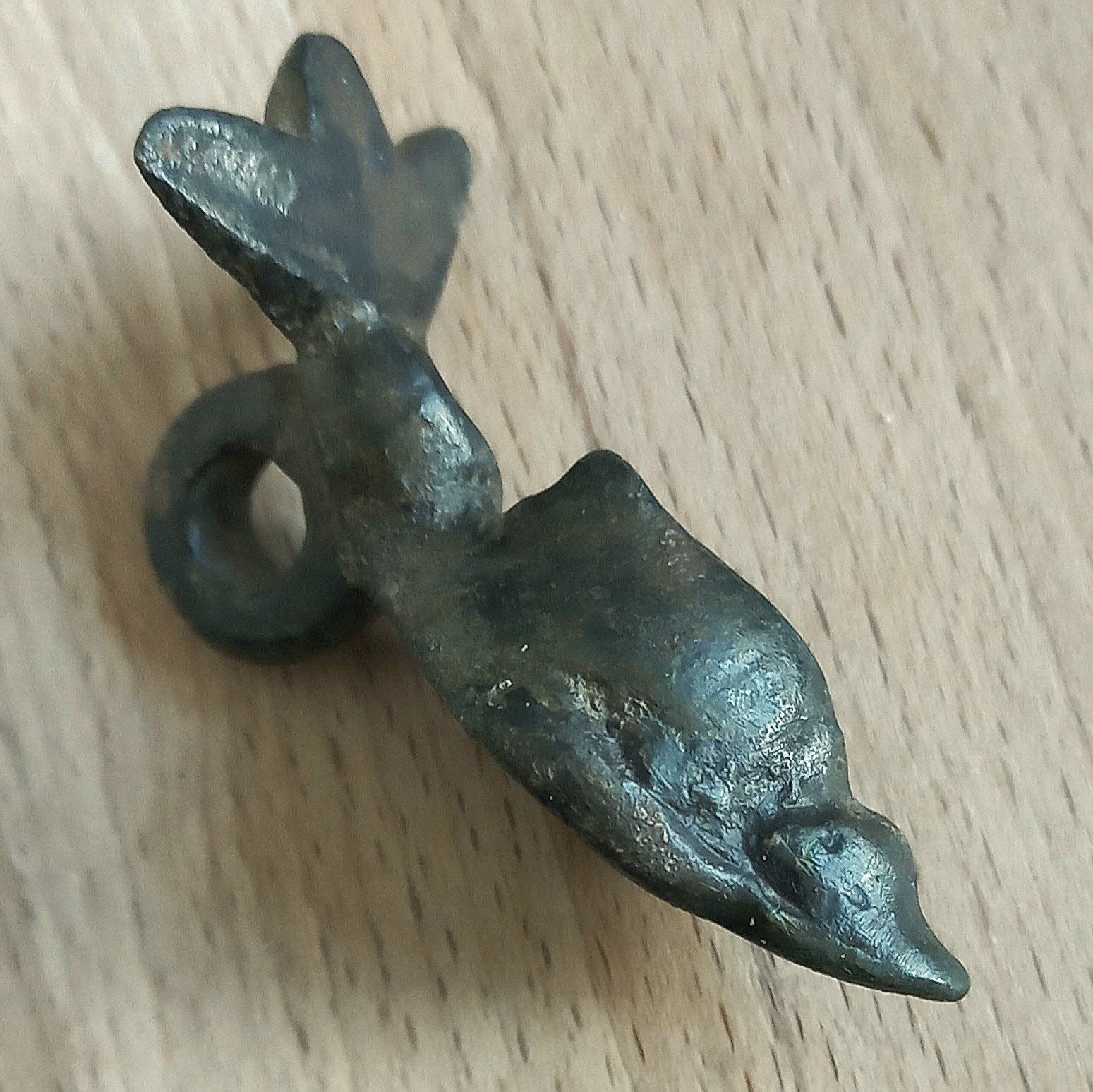 Bronzen amulet met een afbeelding van een dolfijn. Romeinse, Brons