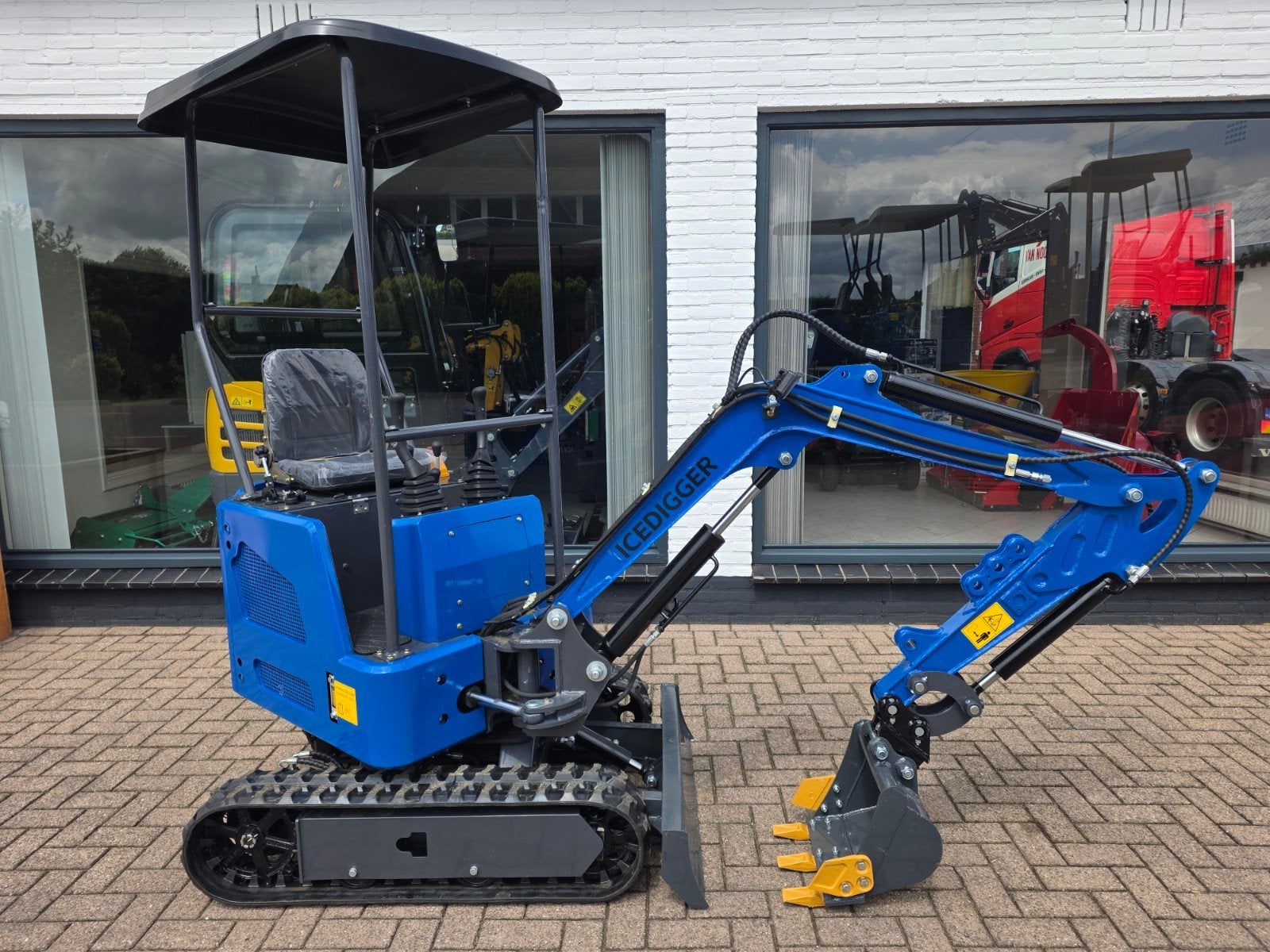Graafmachine knikgiek snelwissel minigraver, Articles professionnels, Machines & Construction | Grues & Excavatrices, Excavatrice