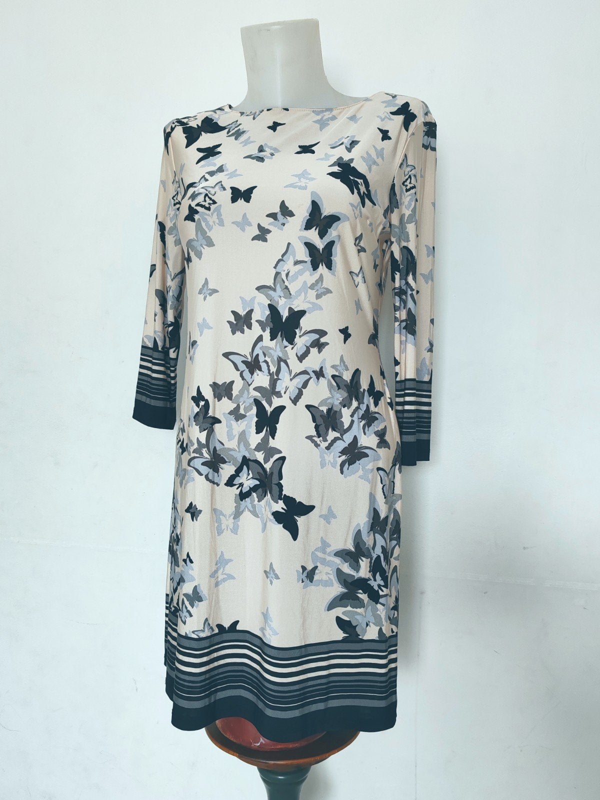 Elegante soepelvallende jurk met vlinderprint Beige zwart ma, Kleding | Dames, Ophalen of Verzenden, Zwart