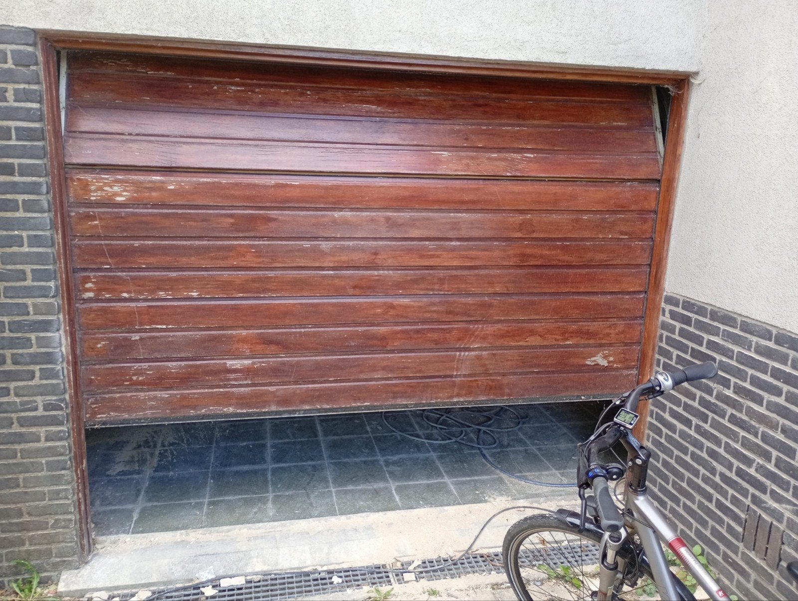 Gratis werkende sectionaalpoort met afstandsbediening., Ophalen