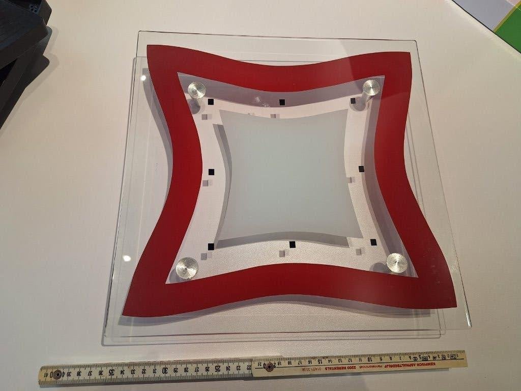 Bol en verre à motif rouge, Enlèvement