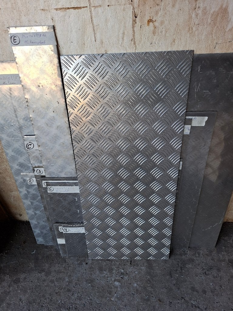 Stukken van getraande aluminium platen - 5 tranen alu platen, Doe-het-zelf en Bouw, Ophalen, Nieuw, Aluminium