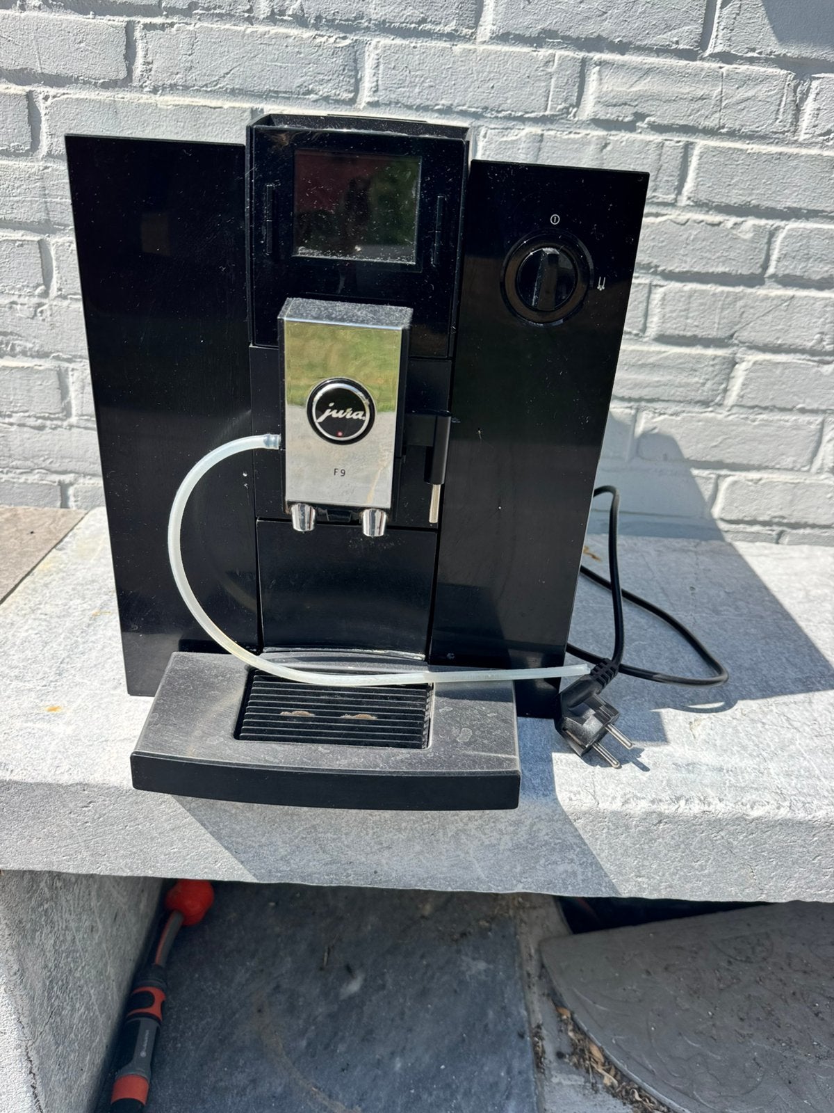 Machine à café entièrement automatique Jura F9 (à réparer), Réservoir d'eau amovible, Café en grains, Ne fonctionne pas, 10 tasses ou plus