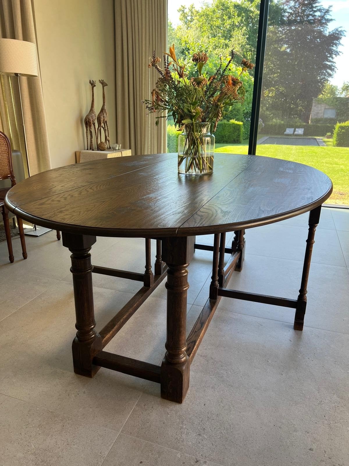 Eiken ovale tafel, Enlèvement