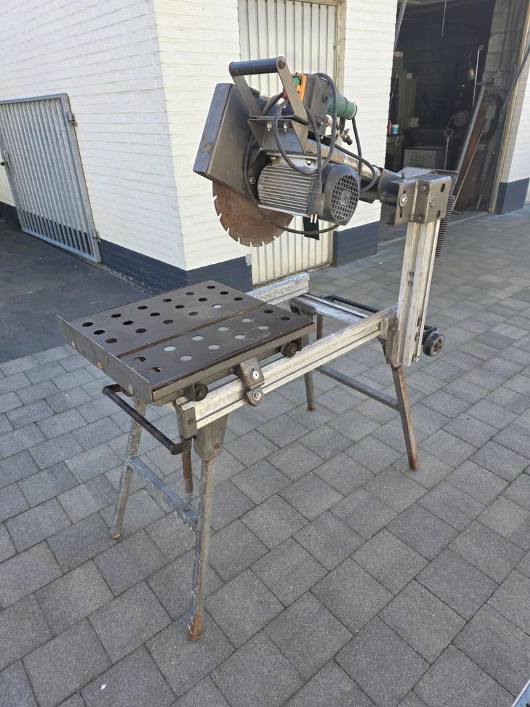 Machine de découpe de pierre avec refroidissement par eau, Enlèvement