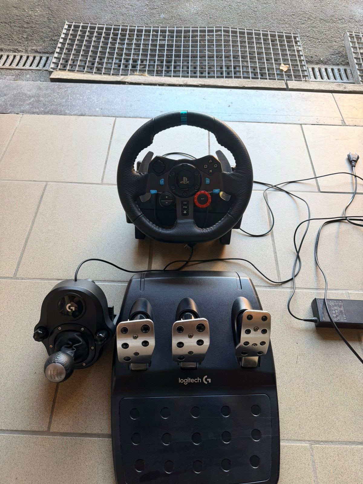 LOGITECH G29 + PÉDALES + BOITE DE VITESSE, Enlèvement, Comme neuf