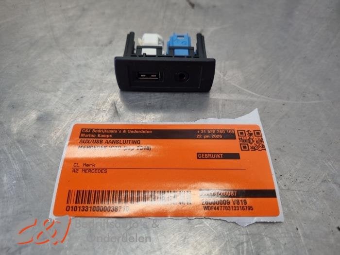 AUX/USB aansluiting van een Mercedes Vito, Gebruikt, -, Ophalen of Verzenden, -