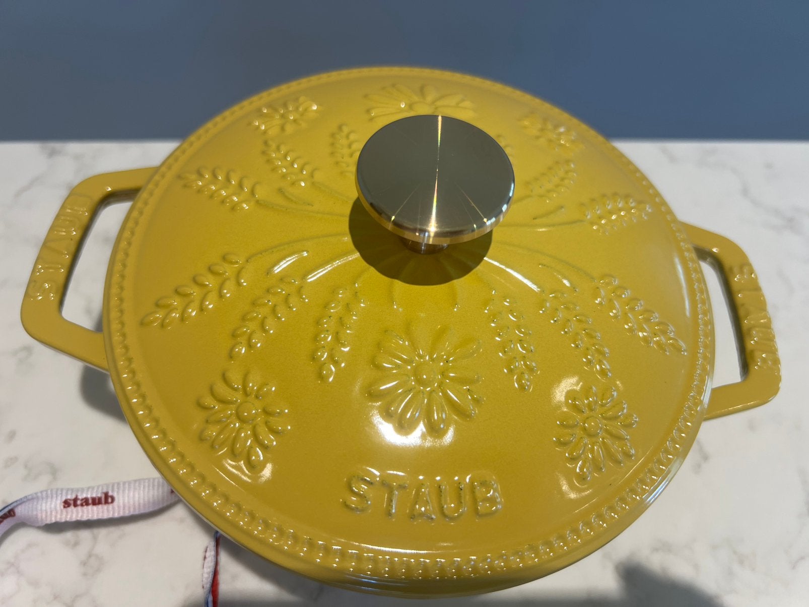 Cocotte Staub Floral neuve en fonte, jaune moutarde, 16 cm, Neuf, Enlèvement ou Envoi, Poêle à frire ou Sauteuse, Plaque céramique