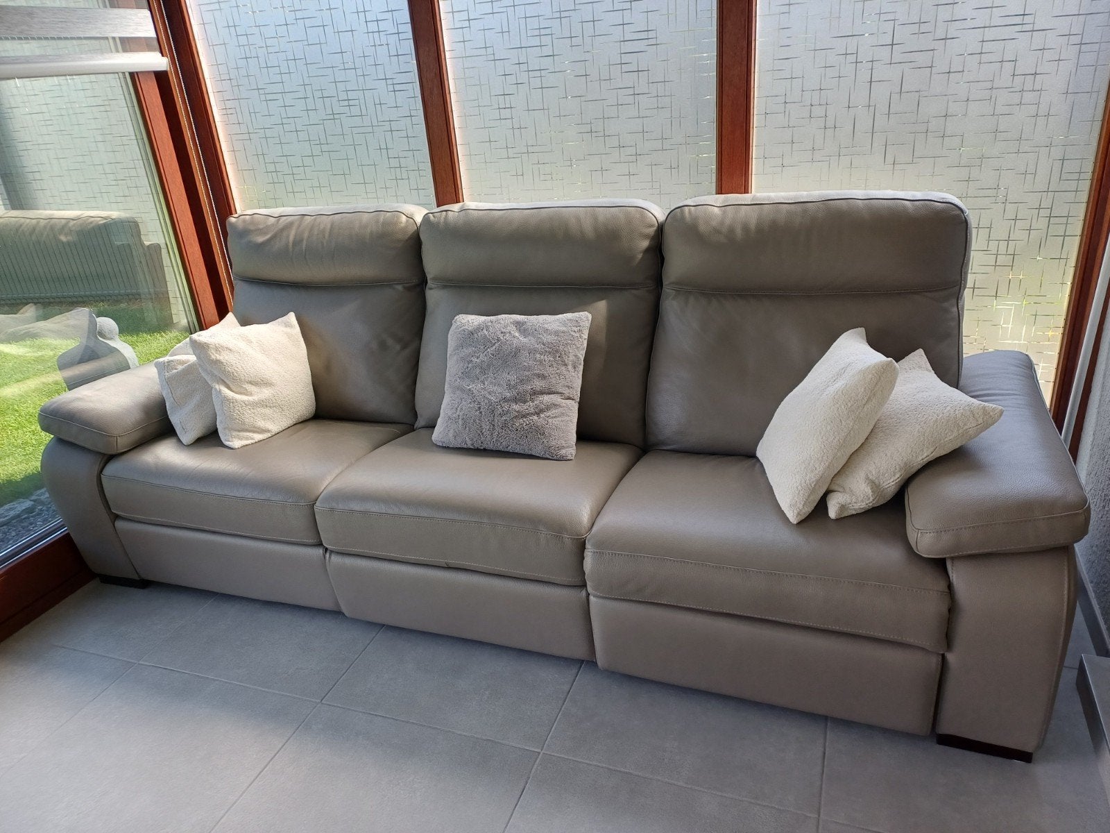 Très beau et confortable salon en cuir gris avec un relax, Cuir