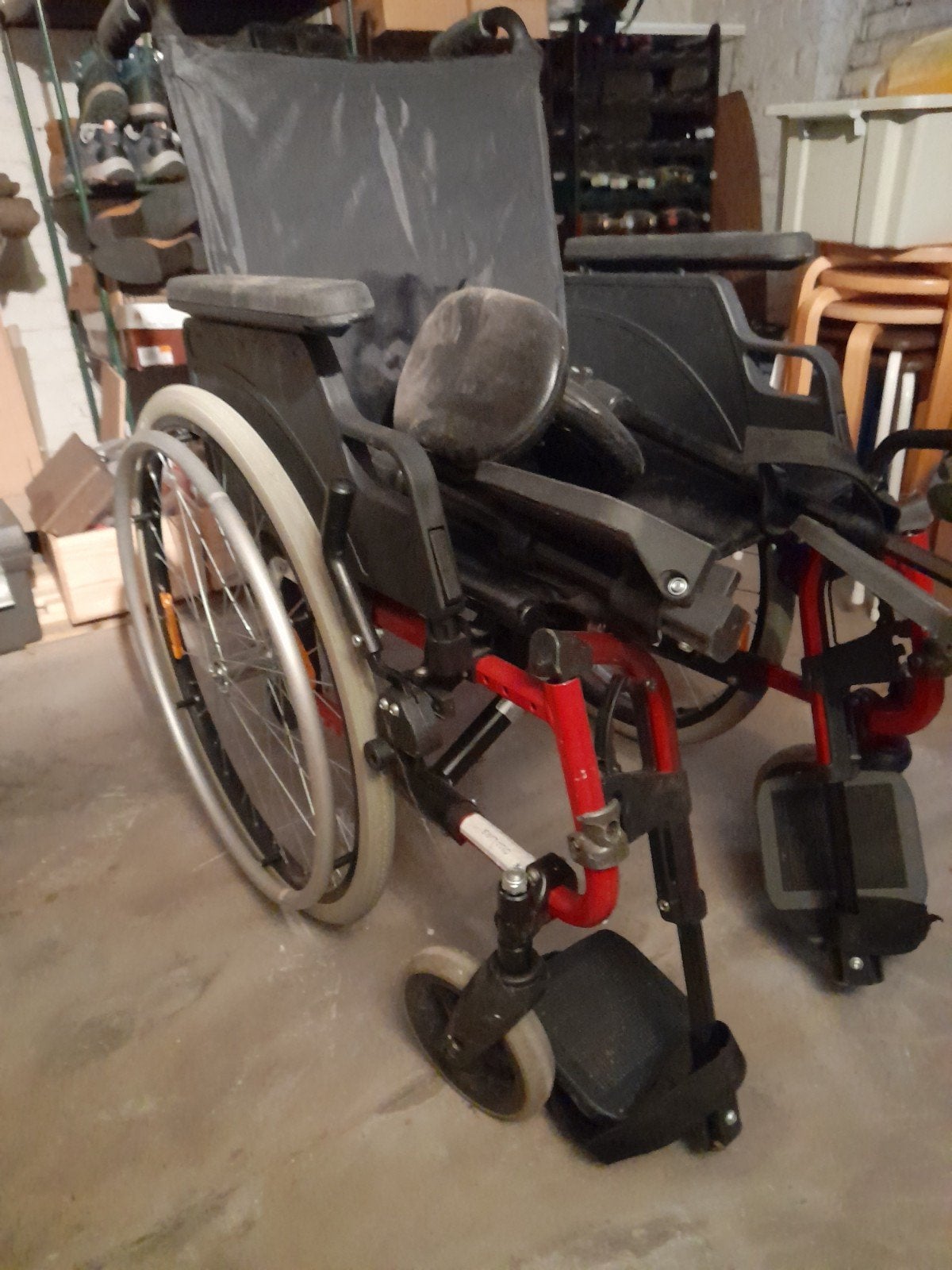 chaise roulante,rouge et noir, avec 2 podes pieds et jambe., Divers, Chaises roulantes, Enlèvement, Pliant, Comme neuf, Fauteuil roulant à pousser
