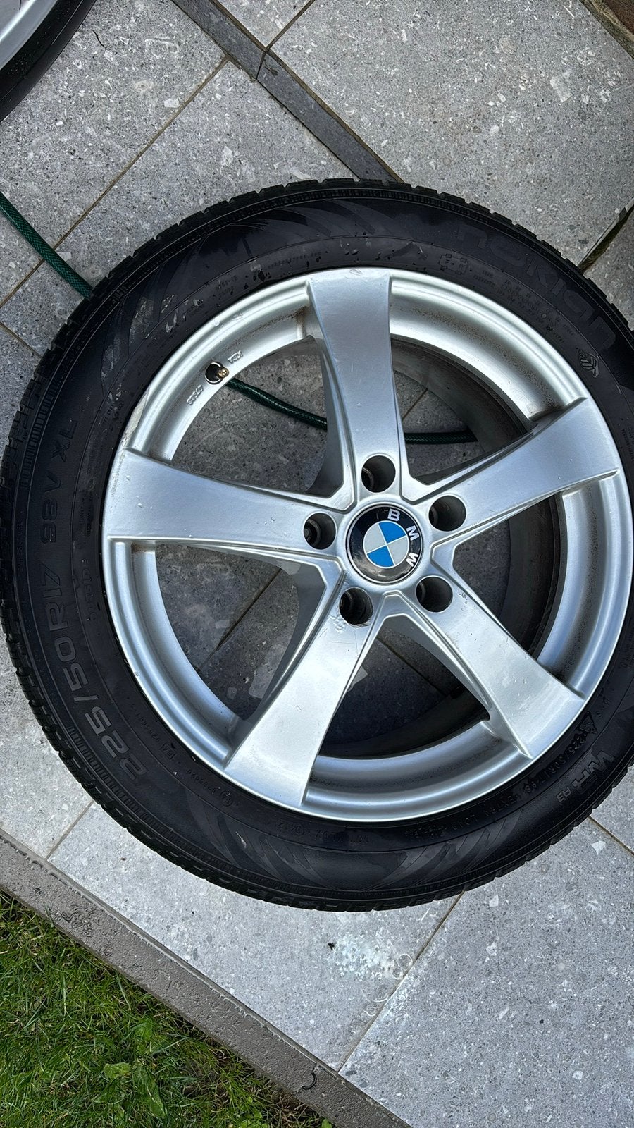 Pneus plus jantes en bon était pour bmw 225/50/17 .200 euro, Autos : Pièces & Accessoires, Pneus et Jantes, Pneus été, 17 pouces