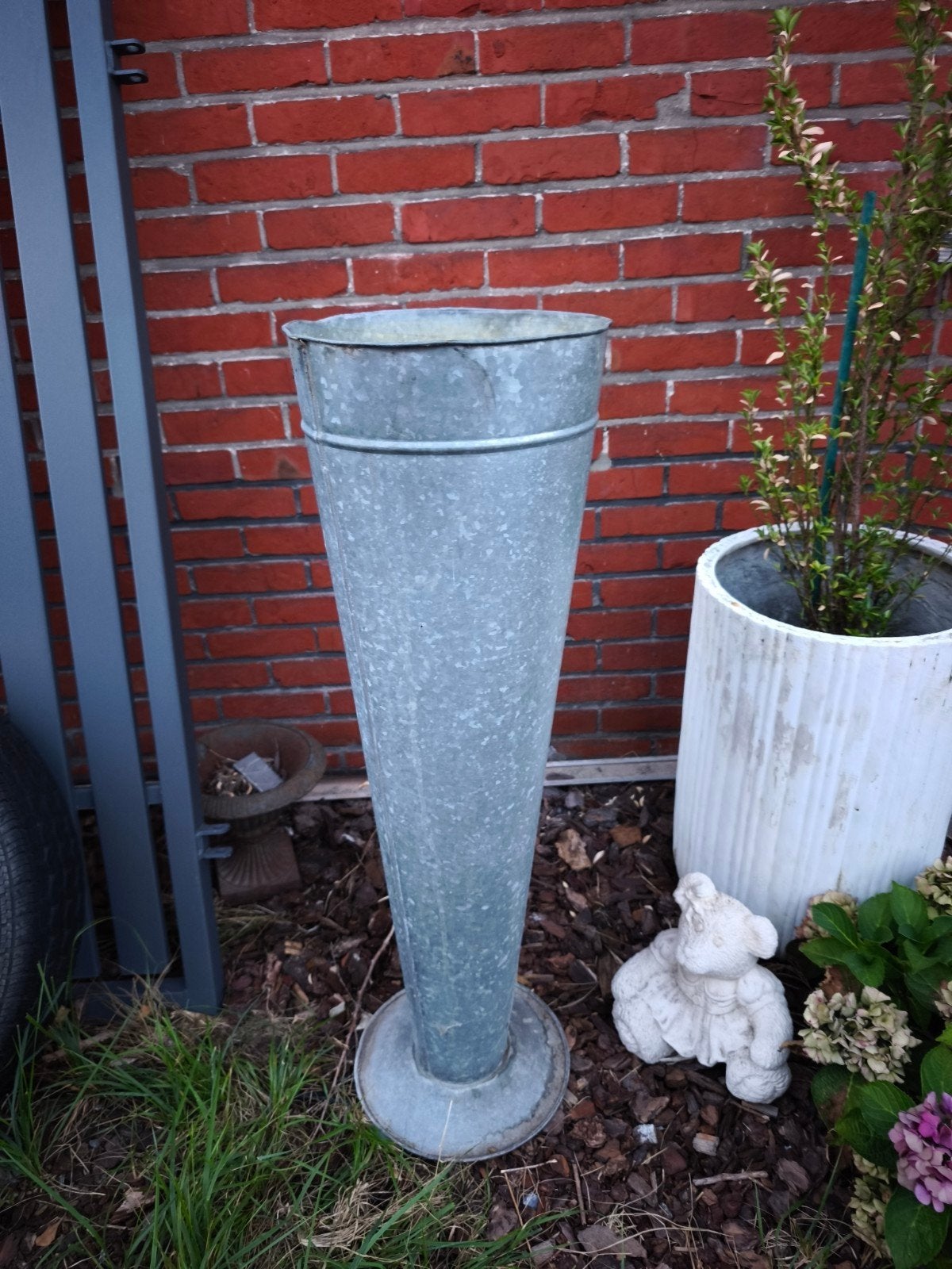 vintage grote zinken bloemistenvaas met voet, Ophalen, Binnen