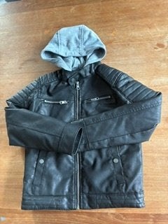 Leder-look jas maat 134, Enfants & Bébés, Vêtements enfant | Taille 134, Garçon, C&A, Enlèvement ou Envoi, Comme neuf