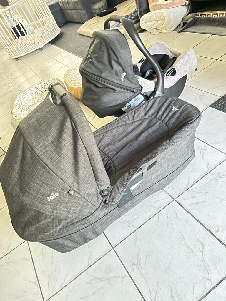 Hele nette set van joie autostoel en reiswieg+adaptors, Enfants & Bébés, Poussettes & Combinaisons, Enlèvement, Comme neuf