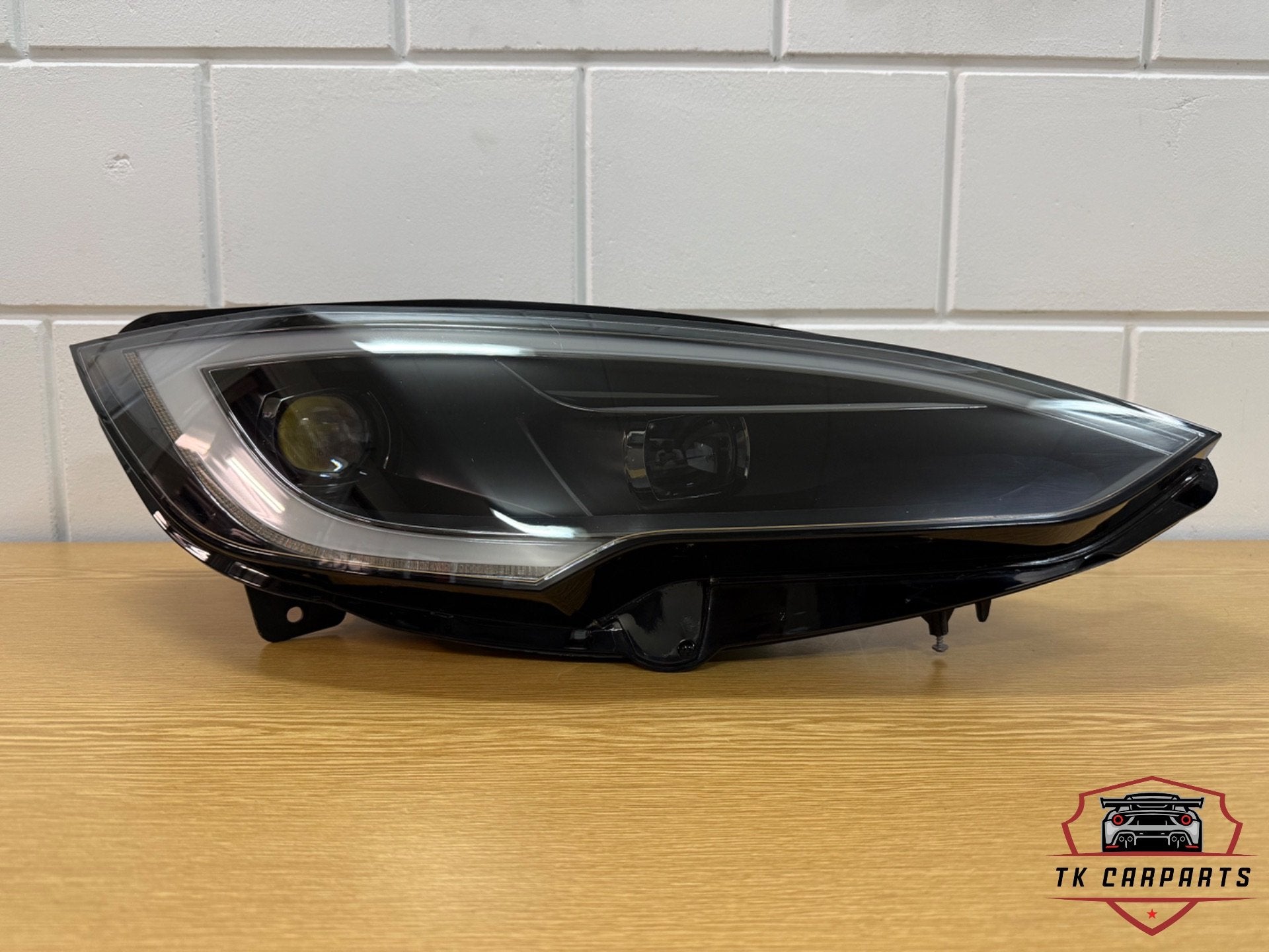 Phare LED droit pour Tesla Model S 1563714-00-D, Tesla, Inc., Utilisé, Info@tesla.com, Tesla Road 1
78725  Austin