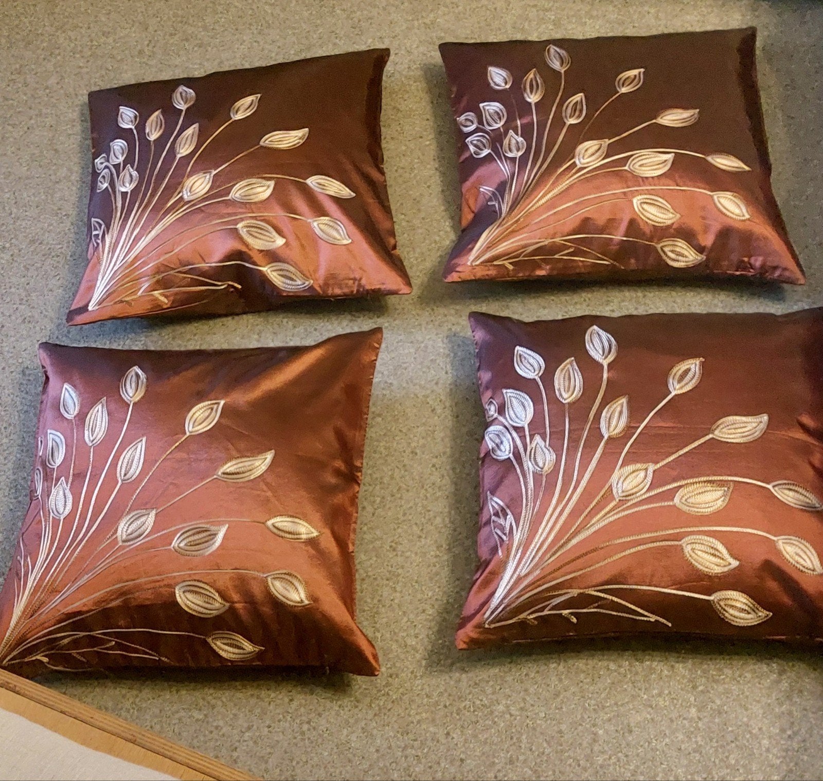 4 coussins décoratifs pour les fauteuil là pièce 10€, Enlèvement
