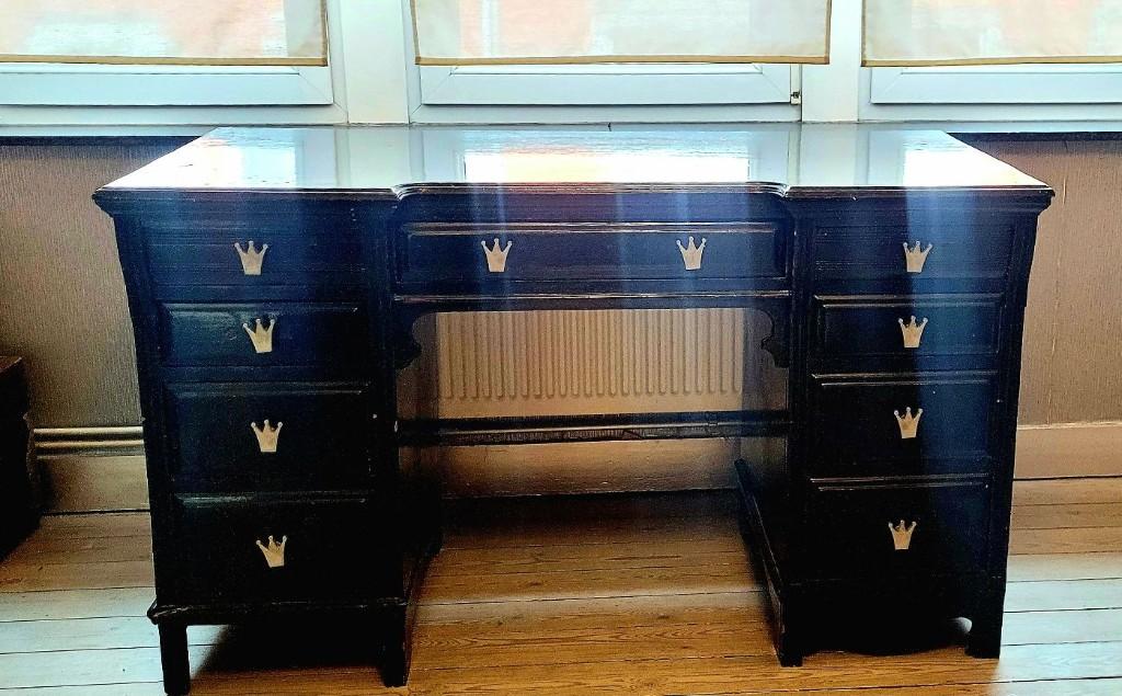 Bureau noir style "ministre" relooké, en bois merisier, 65 cm, Vintage, Avec tiroirs, Utilisé