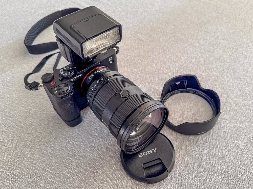 Sony A7CR + Sony FE 24-70 mm F/2.8 GM II + Kit Sony NISSIN, Enlèvement ou Envoi, Écran inclinable/pivotant, Comme neuf, Poignée