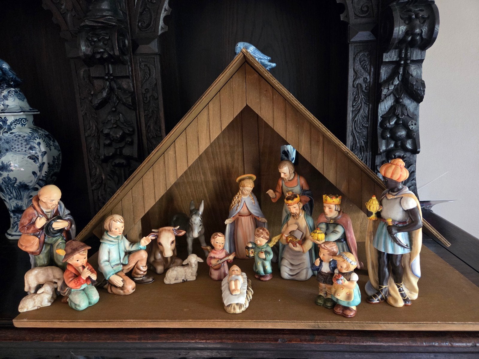 Hummel Goebel kerstfiguren in houten kerststal, Antiek en Kunst, Ophalen