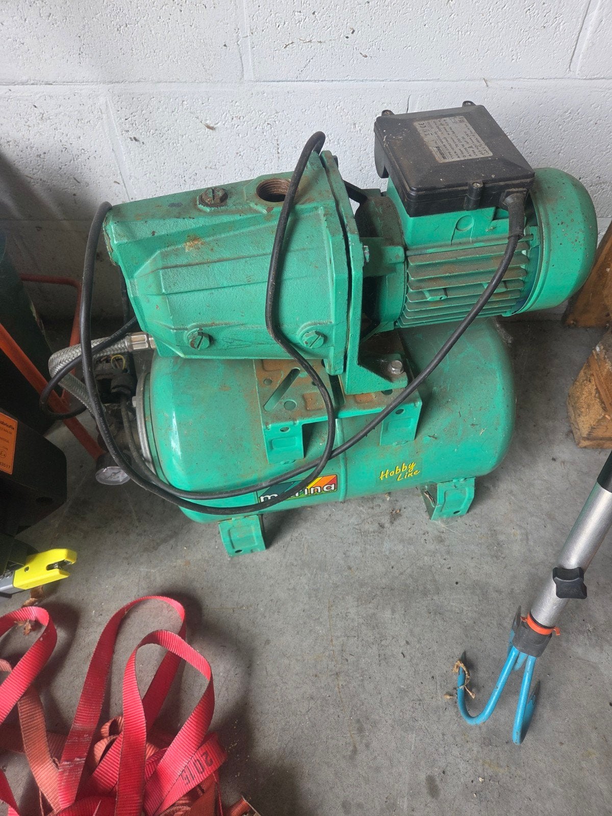 marina pomp met kapotte dichting, Ophalen