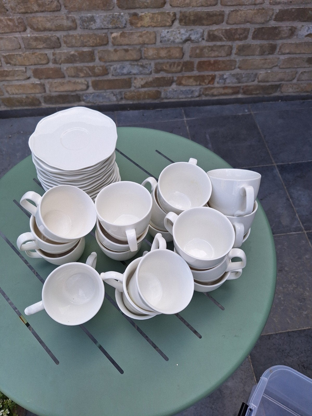 Koffiekopjes met schoteltjes, Ophalen
