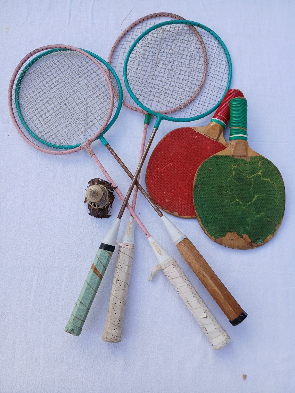 oud badminton en tafeltennispaletten en pluimpje, Sports & Fitness, Enlèvement