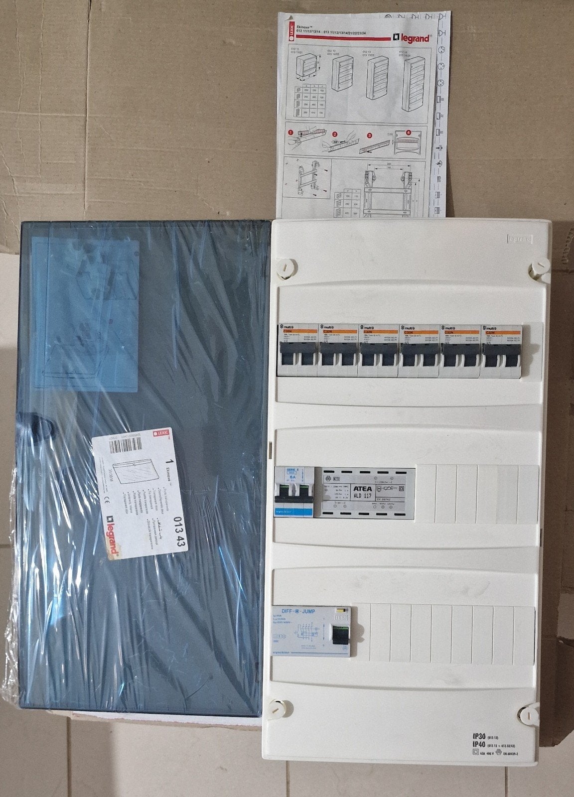 Splinternieuwe zekeringskast van Legrand met deur en de inho, Doe-het-zelf en Bouw, Ophalen, Nieuw