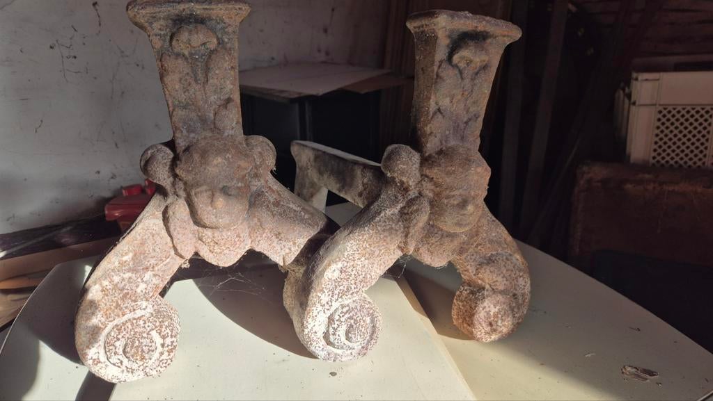 Très anciens chenêts en fonte, Enlèvement