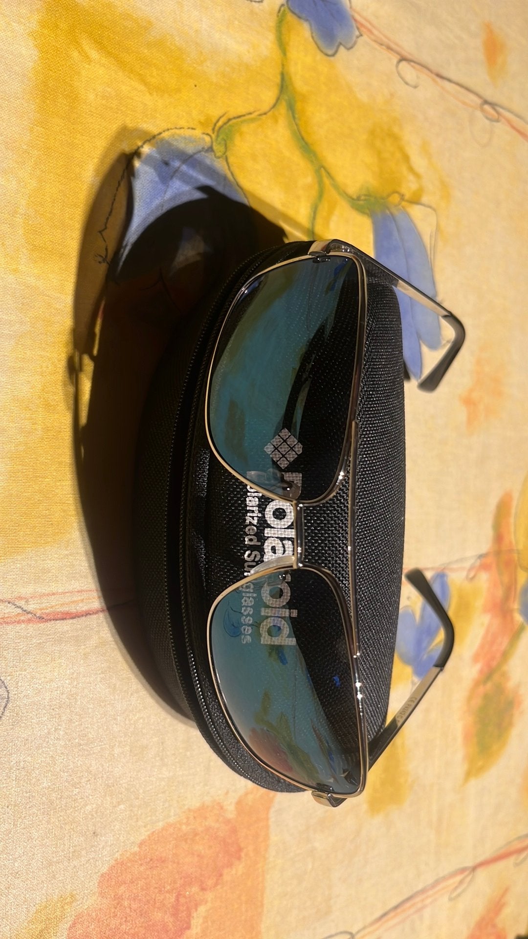 Polaroid zonnebril met hoes, Bijoux, Sacs & Beauté, Enlèvement, Comme neuf, Lunettes de soleil