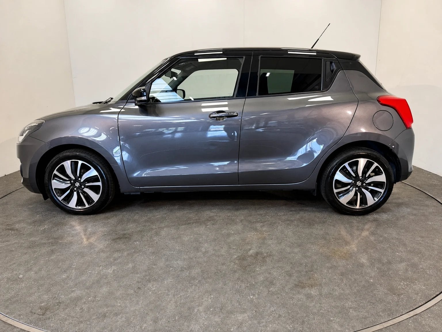 Suzuki Swift 1.2i Mild Hybrid SHVS 12V Comfort, Auto's, Swift, Bedrijf, Handgeschakeld, Zilver of Grijs