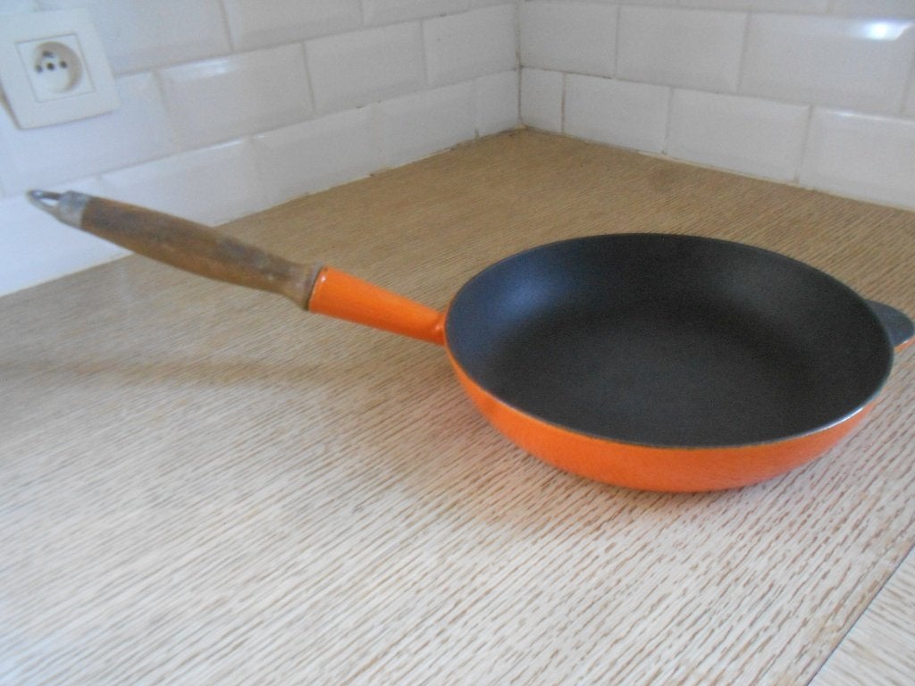 Le creuset - Cousances - Poêle 24cm (cocotte en fonte).s, Maison & Meubles, Enlèvement ou Envoi, Fonte, Cocotte, Le Creuset
