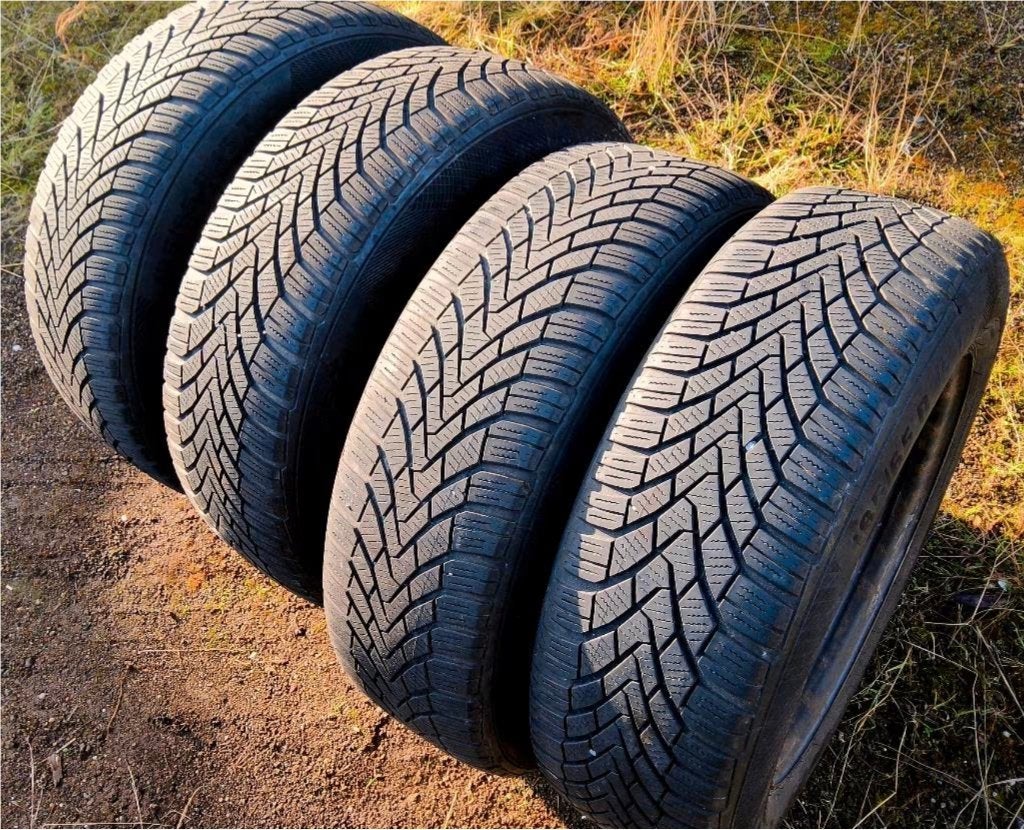 4 bons pneus hiver Continental 185/65-15 d'une Opel Corsa, 15 pouces, Pneus et Jantes, Pneus hiver, 185 mm