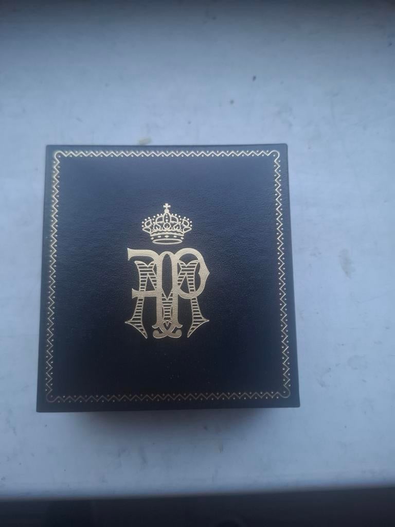 Een Belgische herdenkingspenning van het Koningingspaar, Verzamelen, Ophalen