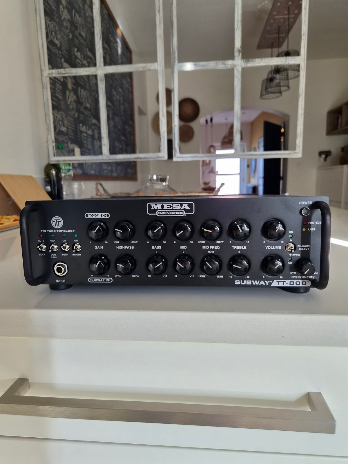 Mesa Boogie TT 800 basversterker in nieuwstaat, Muziek en Instrumenten, Ophalen of Verzenden, Zo goed als nieuw