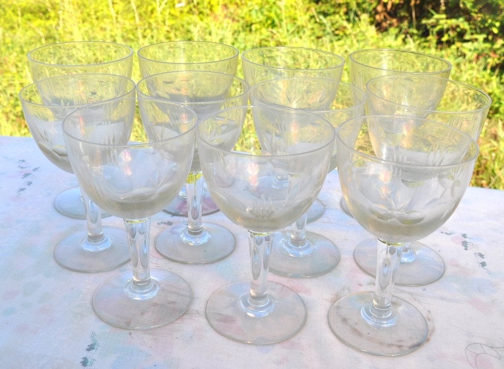 11 verres a vin de 15 et 14 cm taillé trèfles a 3 feuilles, Antiquités & Art, Enlèvement ou Envoi