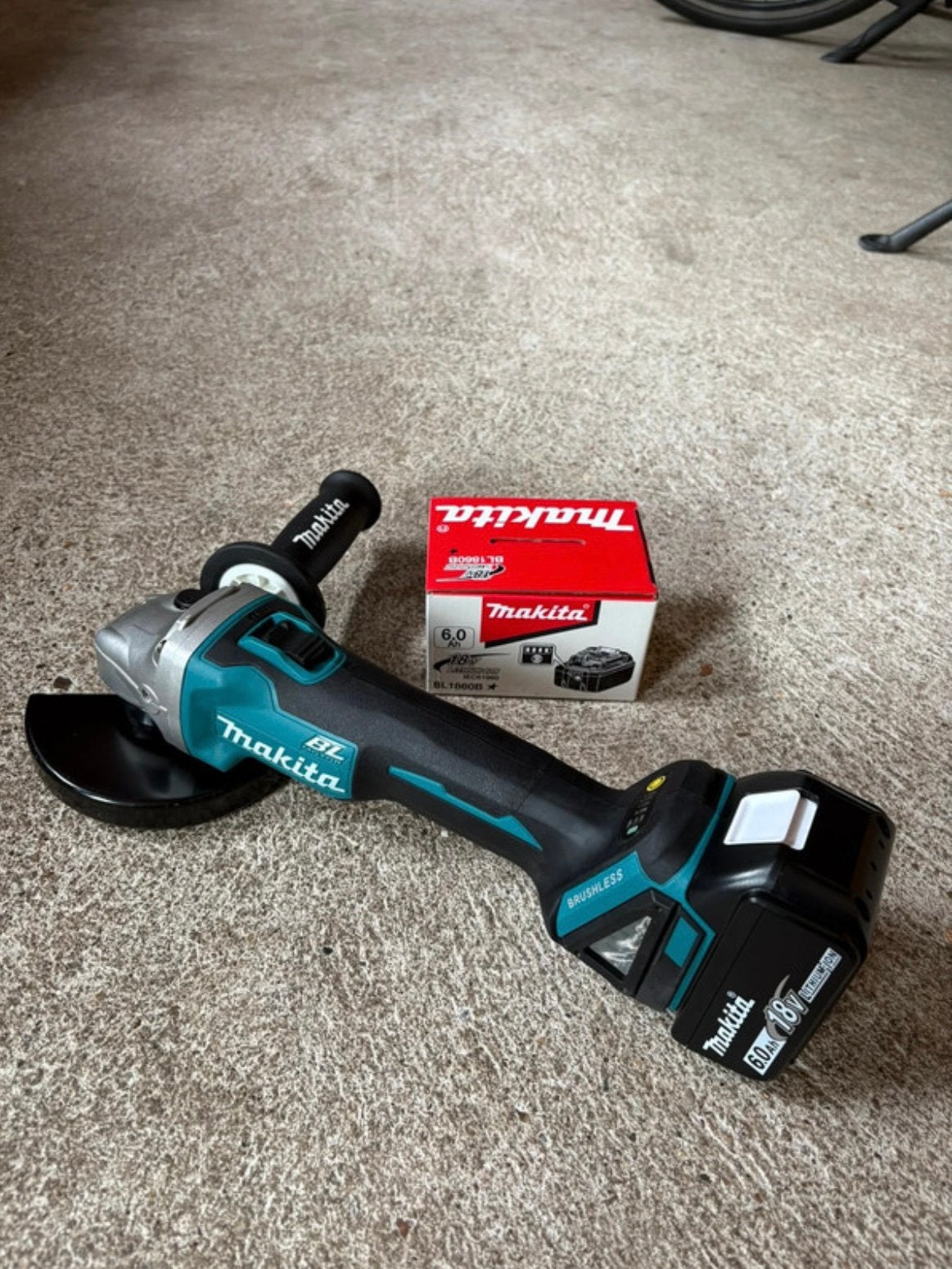 Makita DGA504 18V LXT Brushless slijper + BL1860B 6.0Ah accu, Doe-het-zelf en Bouw, Gereedschap | Slijpmachines, Ophalen