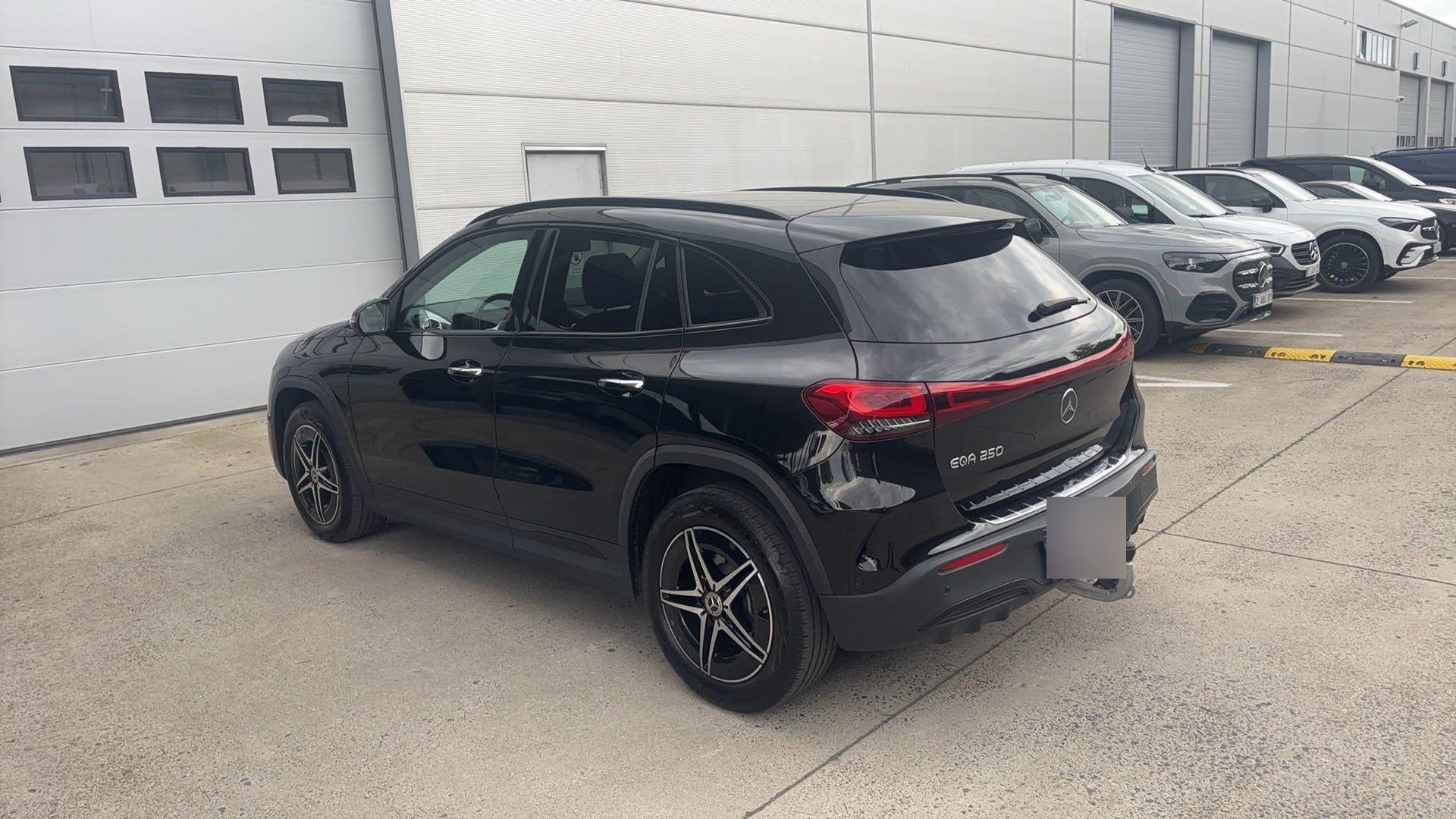 Mercedes-Benz EQA 250 AMG Line + CARPLAY + TREKHAAK + NIGHTP, Auto's, Stof, Gebruikt, Zwart, 5 zetels