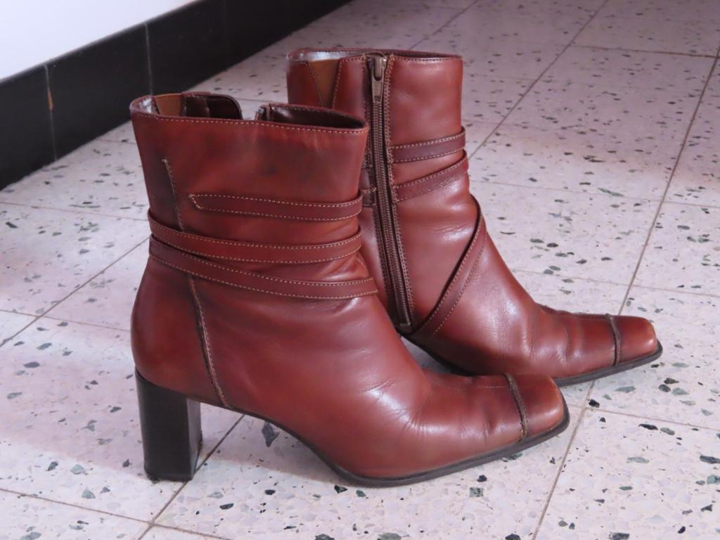 Laarsjes, Enlèvement ou Envoi, Brun, Sally O'Hara, Boots et Botinnes