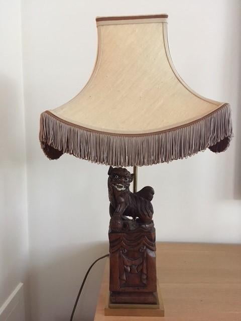 Lampe asiatique en bois sculpté « Lion de Fô » 56 cm, Maison & Meubles, Enlèvement ou Envoi, Bois, Asiatique