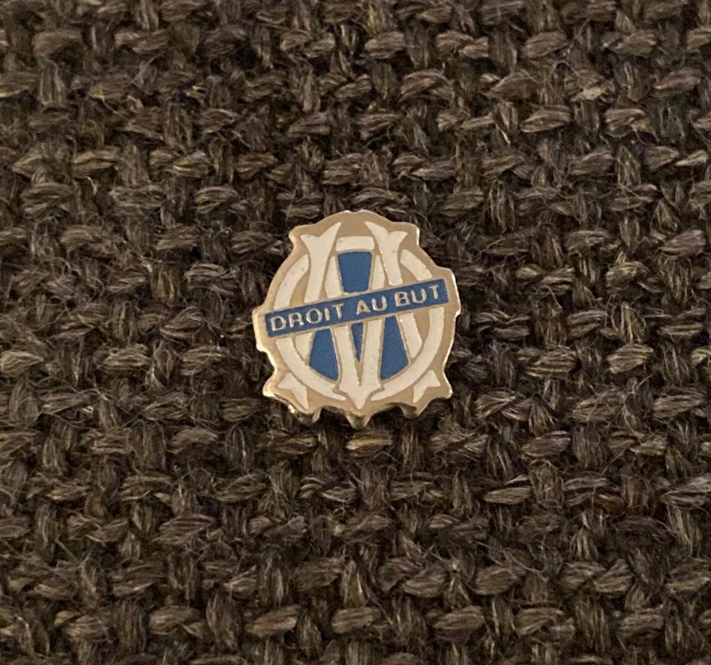PIN - OLYMPIQUE MARSEILLE - DROIT AU BUT - VOETBAL, Envoi, Utilisé, Sport, Insigne ou Pin's