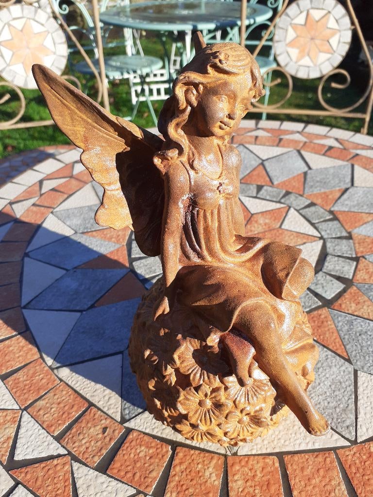 STATUE EN FONTE PATINEE (fée assise sur globe fleuri)., Enlèvement ou Envoi, Neuf, Autres matériaux, Autres types