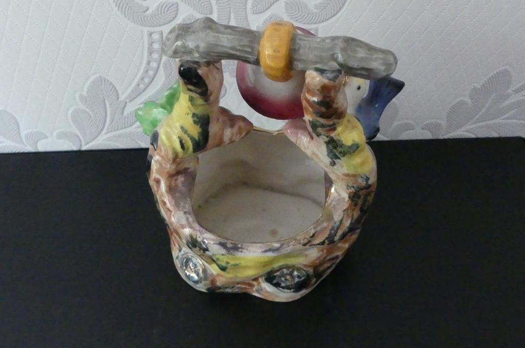 Oftriart, porselein beeldje met vogels en bel aan waterput, Ophalen of Verzenden