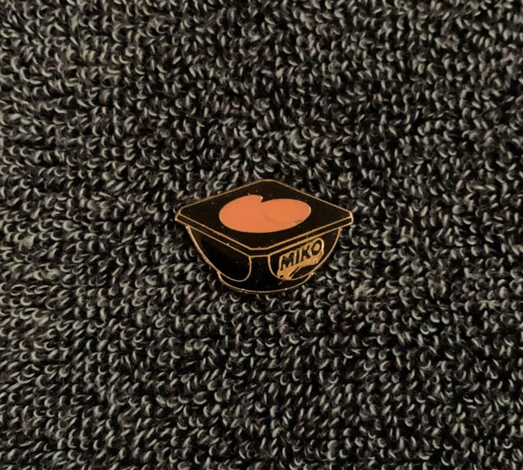 PIN - MIKO - ROOMIJS - CRÈME-GLACÉE, Verzenden, Gebruikt, Merk, Speldje of Pin
